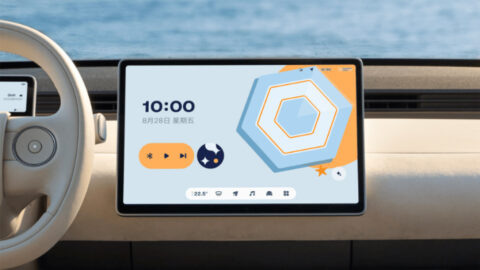 Central display of the Nio Firefly Club Spiaggia showing exclusive blue-and-orange geometric wallpaper.