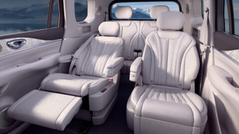 Six-seat interior of the BYD Sealion 08 featuring 2 individual second-row seats with armrests and extended leg rests.