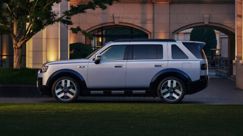Side profile of a silver Freelander 8, highlighting its boxy silhouette and large wheels.