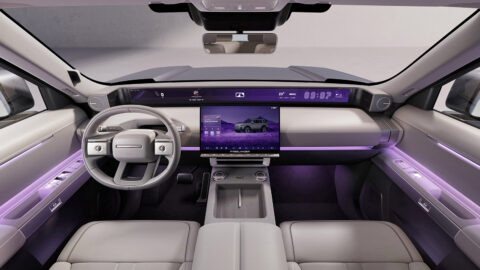 Front cabin of the Freelander 8 featuring a panoramic dashboard display, central touchscreen and purple ambient lighting.