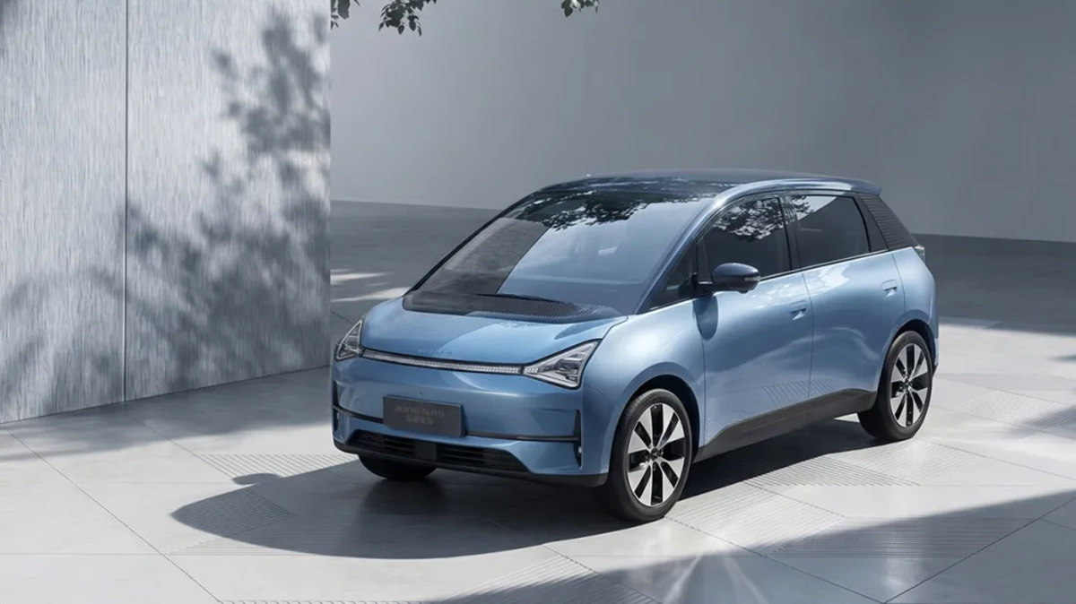 Front three-quarter view of a blue Zotye Wink Y01 international edition electric hatchback with a black roof.