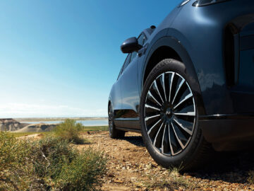 Close-up of the Onvo L80’s 21-inch multi-spoke Xuanhui wheel and Xinghan Blue bodywork.