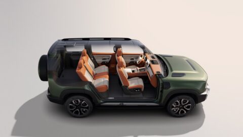 Cutaway rendering of a green Geely Galaxy Cruiser 700 showing its 5-seat cabin, center console, and rear cargo area.