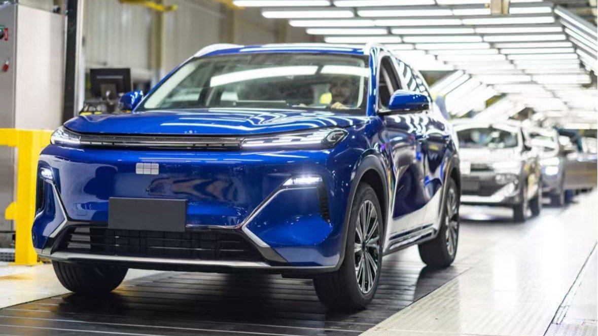 A blue Geely EX5 EM-i hybrid SUV on the production line at the Ayrton Senna plant in Brazil.
