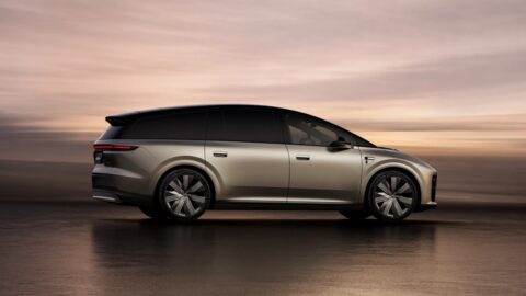Side profile of a Li i9 electric SUV against a sunset backdrop.