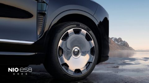 Close-up of the Nio ES8's 22-inch Lanyue forged wheel, showing its silver finish and floating Nio center cap.