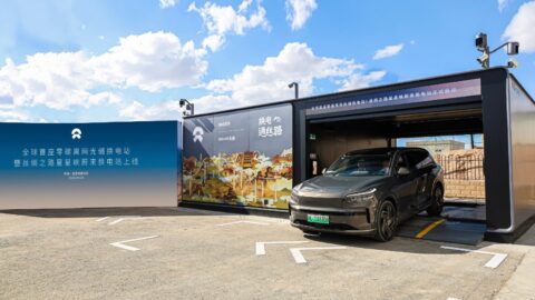 A gray Nio Onvo SUV at the entrance to the battery swap bay at the Xingxingxia station in Xinjiang.