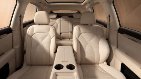 IM Motors LS6 cabin with cream-colored seats, a center armrest and a panoramic glass roof.