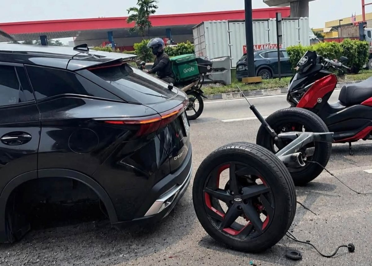 A Chery Omoda 5 experienced a rear wheel detachment while driving in Malaysia on October 6.