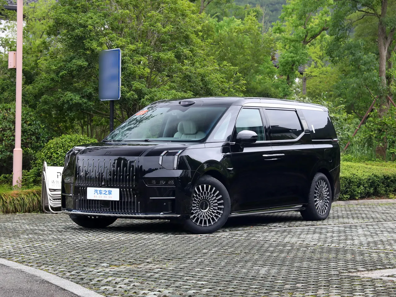 Zeekr 009 2024 six-seat executive four-wheel drive 108kWh - View 1