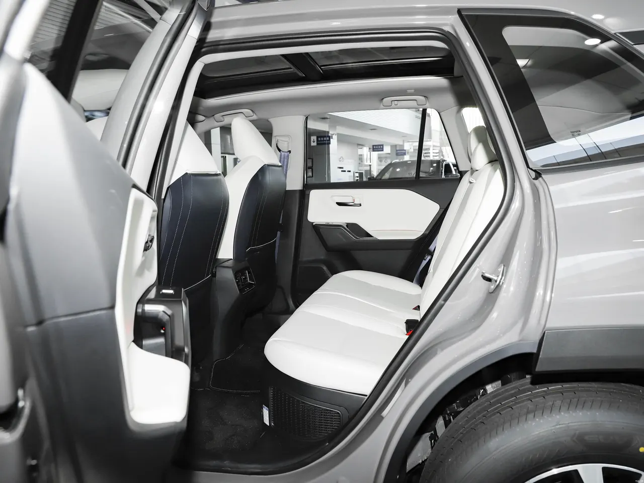 RAV4 RongFang 2026 Dual Engine 2.0L Two-Drive Deluxe Edition 10