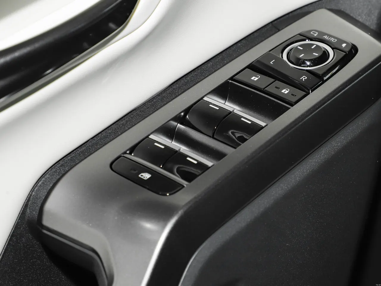 RAV4 RongFang 2026 Dual Engine 2.0L Two-Drive Deluxe Edition 13