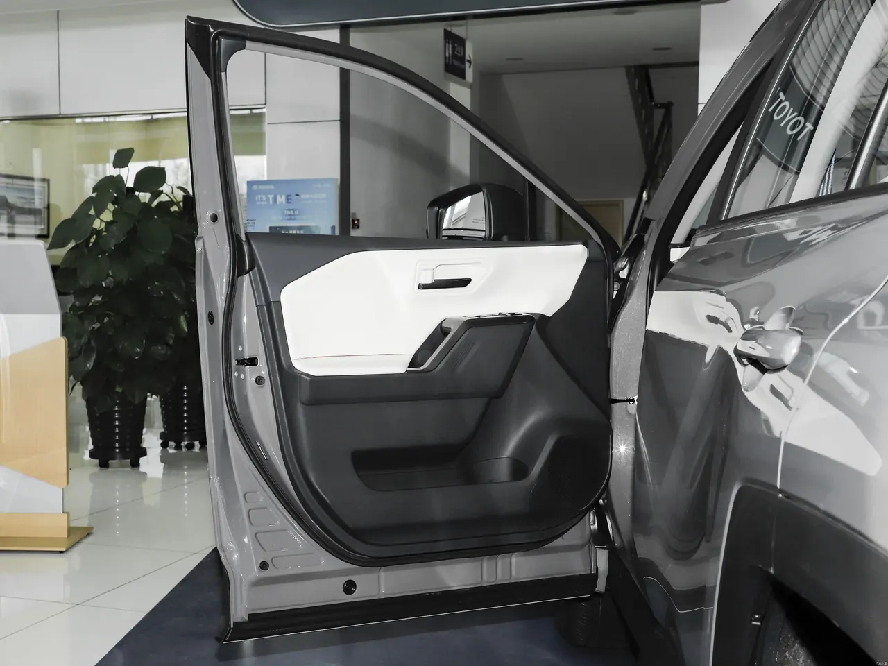 RAV4 RongFang 2026 Dual Engine 2.0L Two-Drive Deluxe Edition 12
