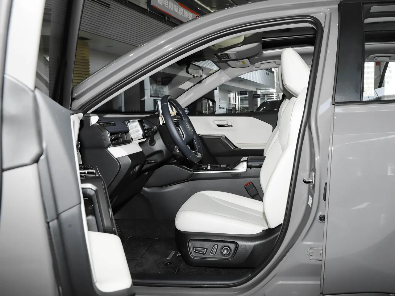 RAV4 RongFang 2026 Dual Engine 2.0L Two-Drive Deluxe Edition 9