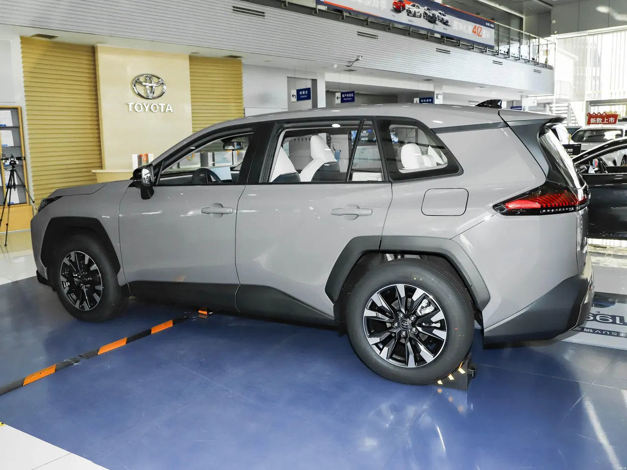 RAV4 RongFang 2026 Dual Engine 2.0L Two-Drive Deluxe Edition 4