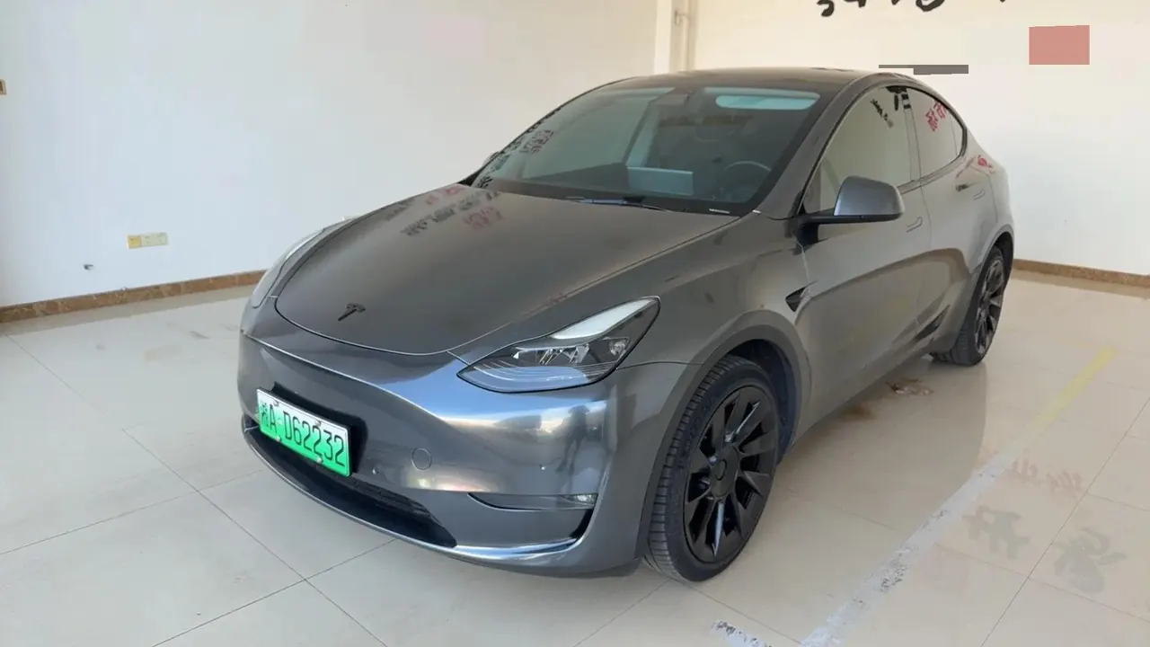 Open image lightbox: Model Y 2022 long-range all-wheel drive