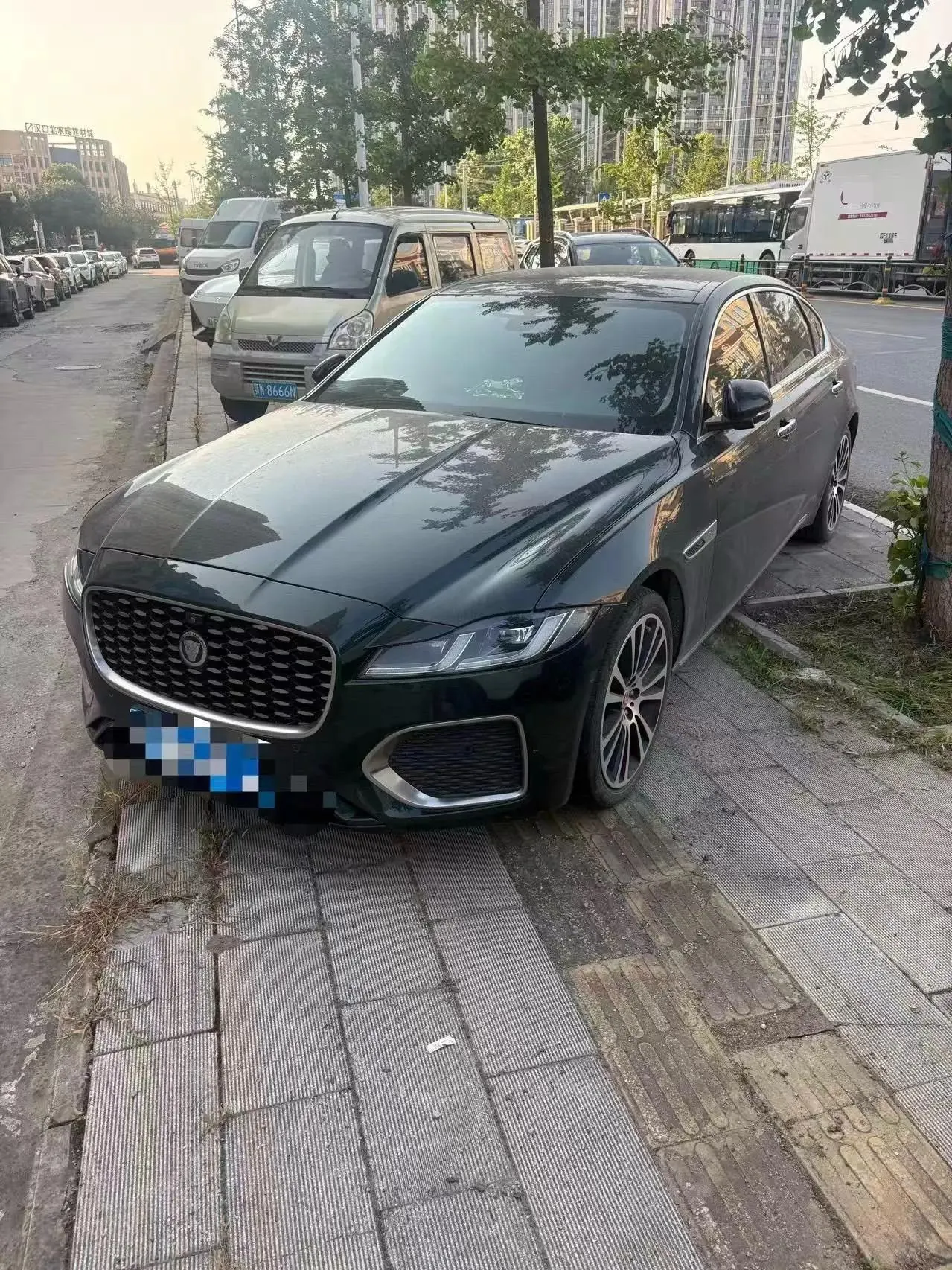 Открыть галерею: Jaguar XFL 2021 XFL 2.0T P 12500.00g Drive Enjoy Deluxe Edition