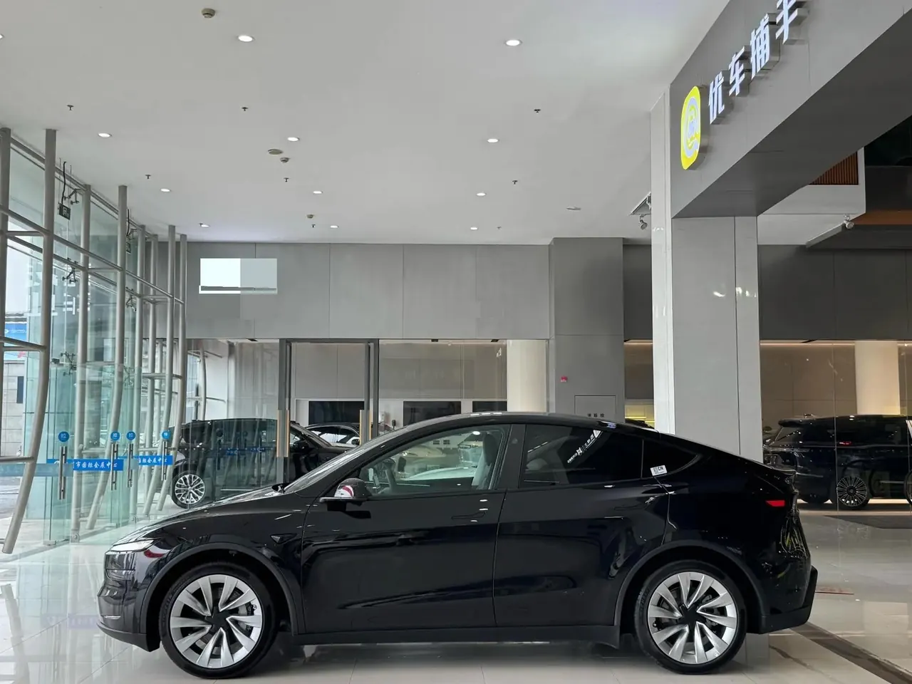 Tesla 2025 Model Y Rear-Wheel Drive Automatic 3