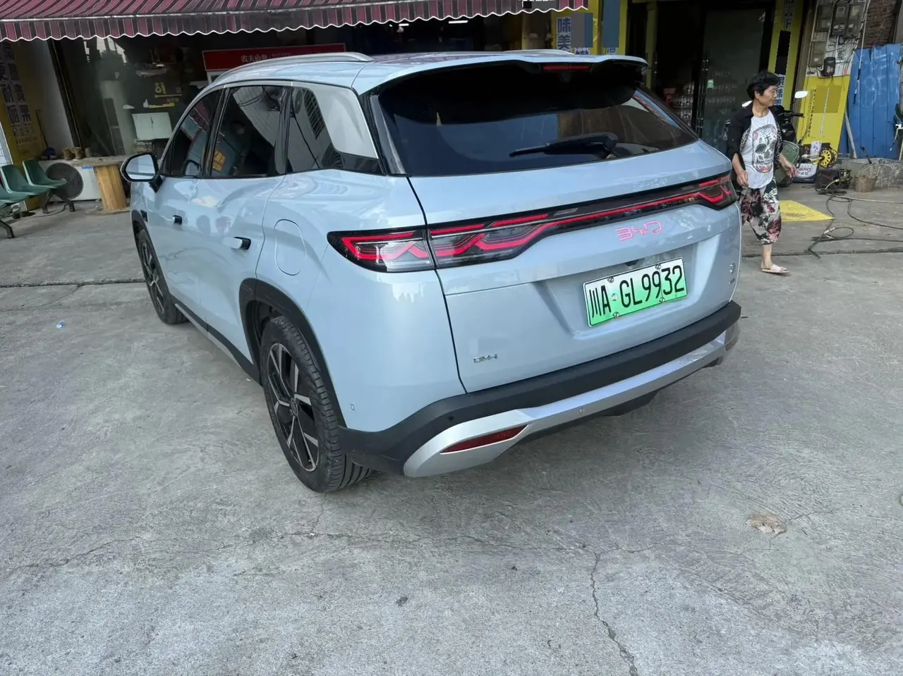 比亚迪 2024款 宋L DM-i 1.5 无级 160km 卓越型 自动挡 2