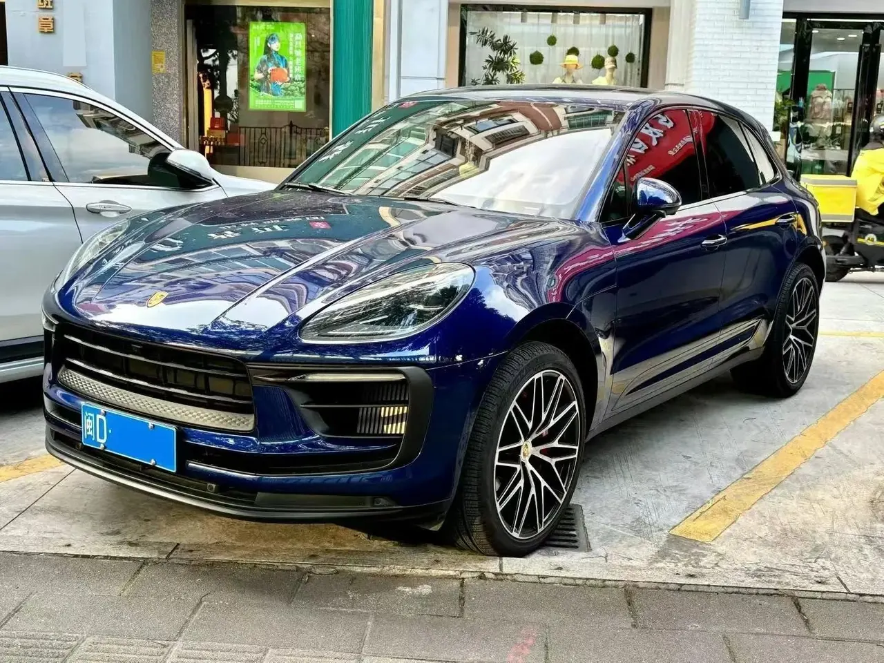 Open image lightbox: 2023 Macan, Macan S, 2.9T