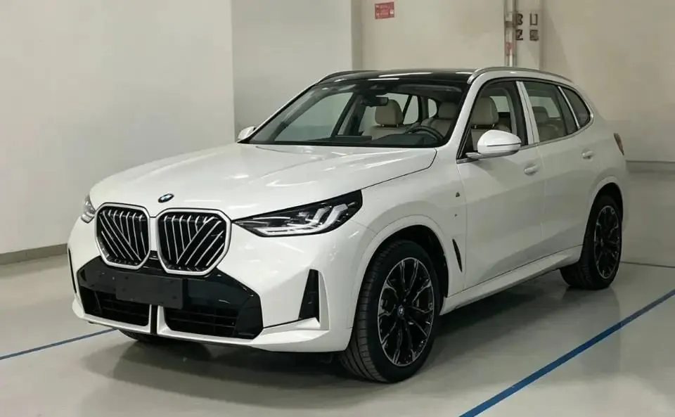Открыть галерею: BMW 2025 X3 xDrive30L 2.0T Leading M Sports Obsidian Night Suit Automatic Gear