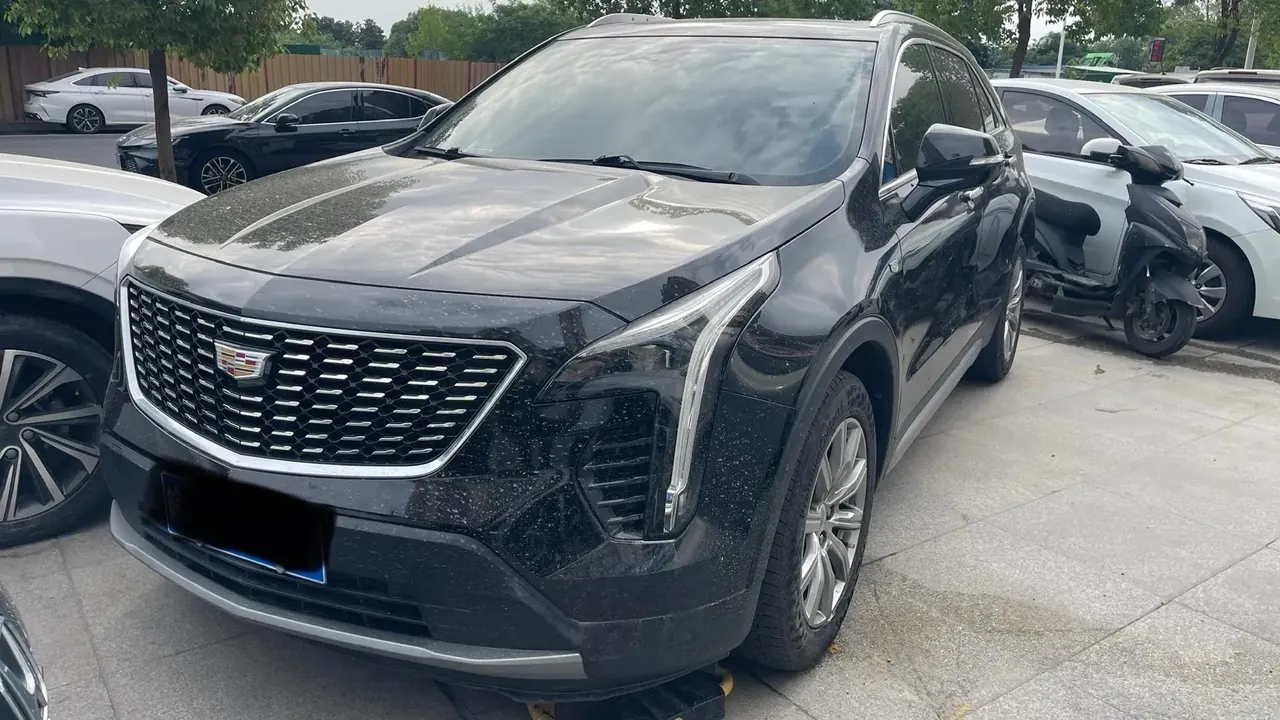 Open image lightbox: Cadillac XT4 2020 28T Two-Drive Luxury Model