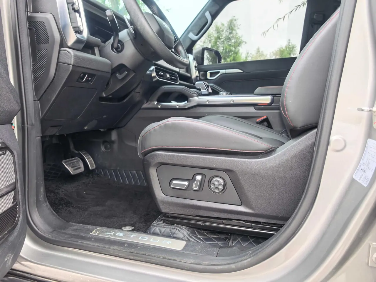 Jetour Traveler 2023 2.0T Four-Wheel-Drive Pro Edition 3
