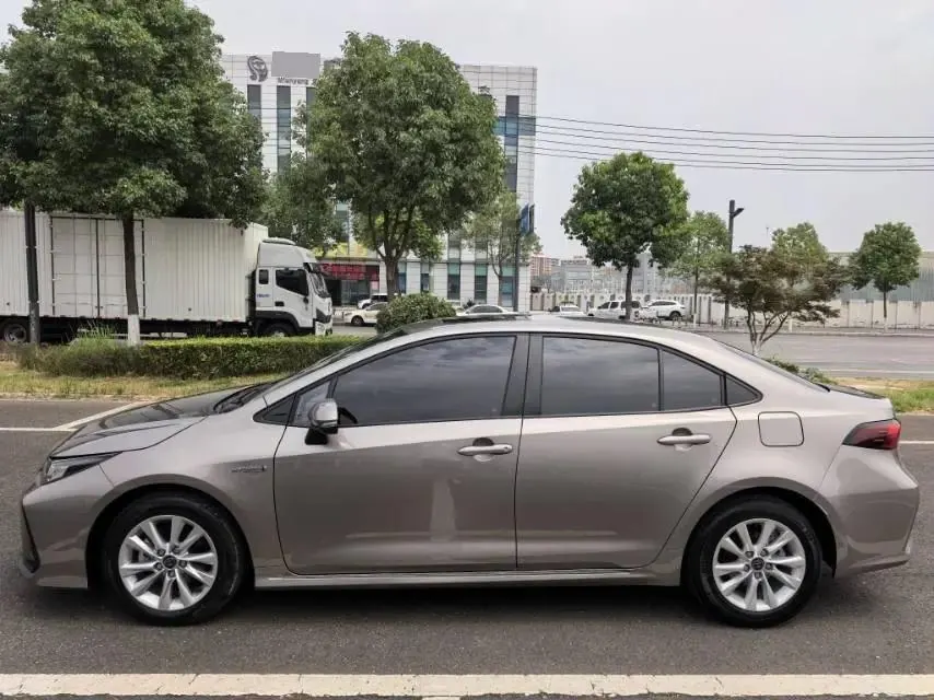 Toyota 2023 Corolla Dual Engine 1.8 CVT Smart Electric Hybrid Elite Edition Automatic 3