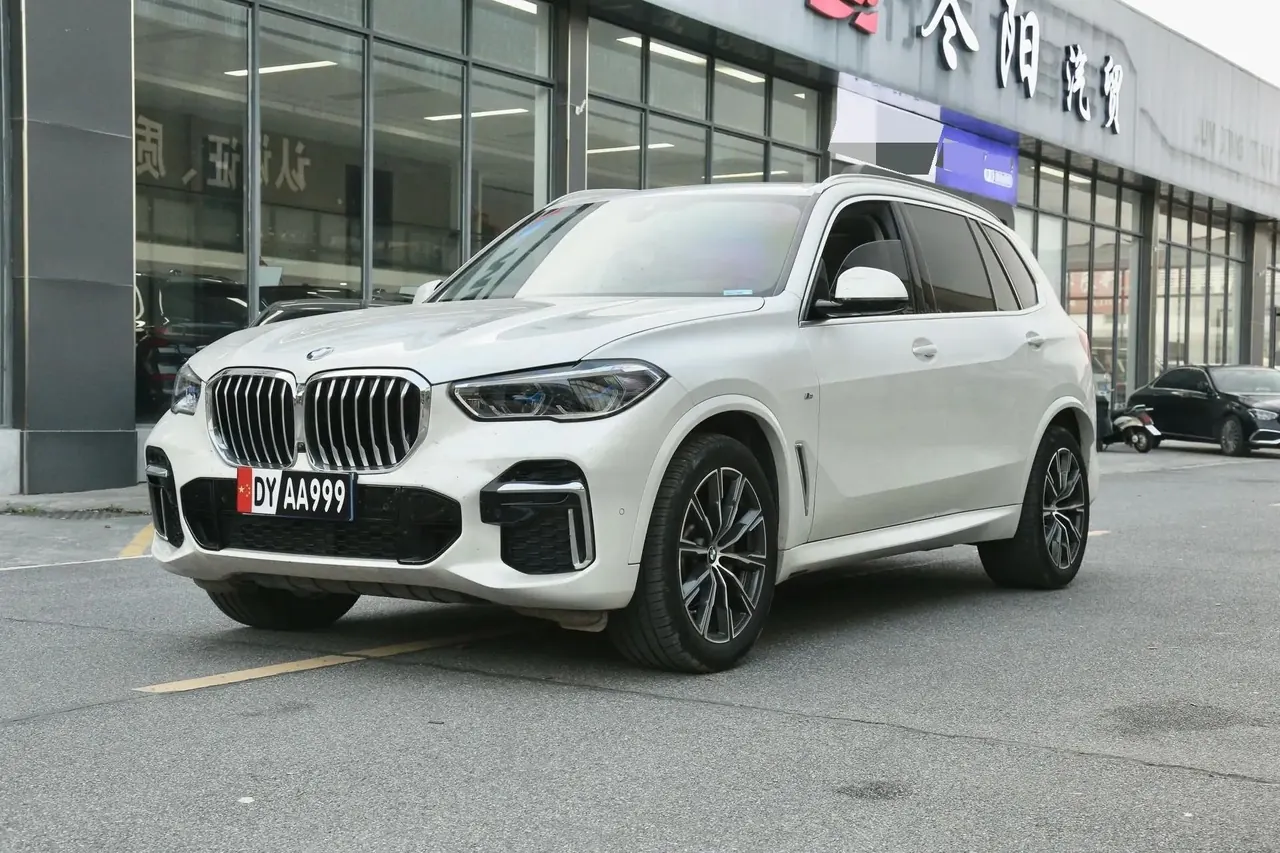 Открыть галерею: BMW X5 2022 xDrive 30Li exclusive m sports suit