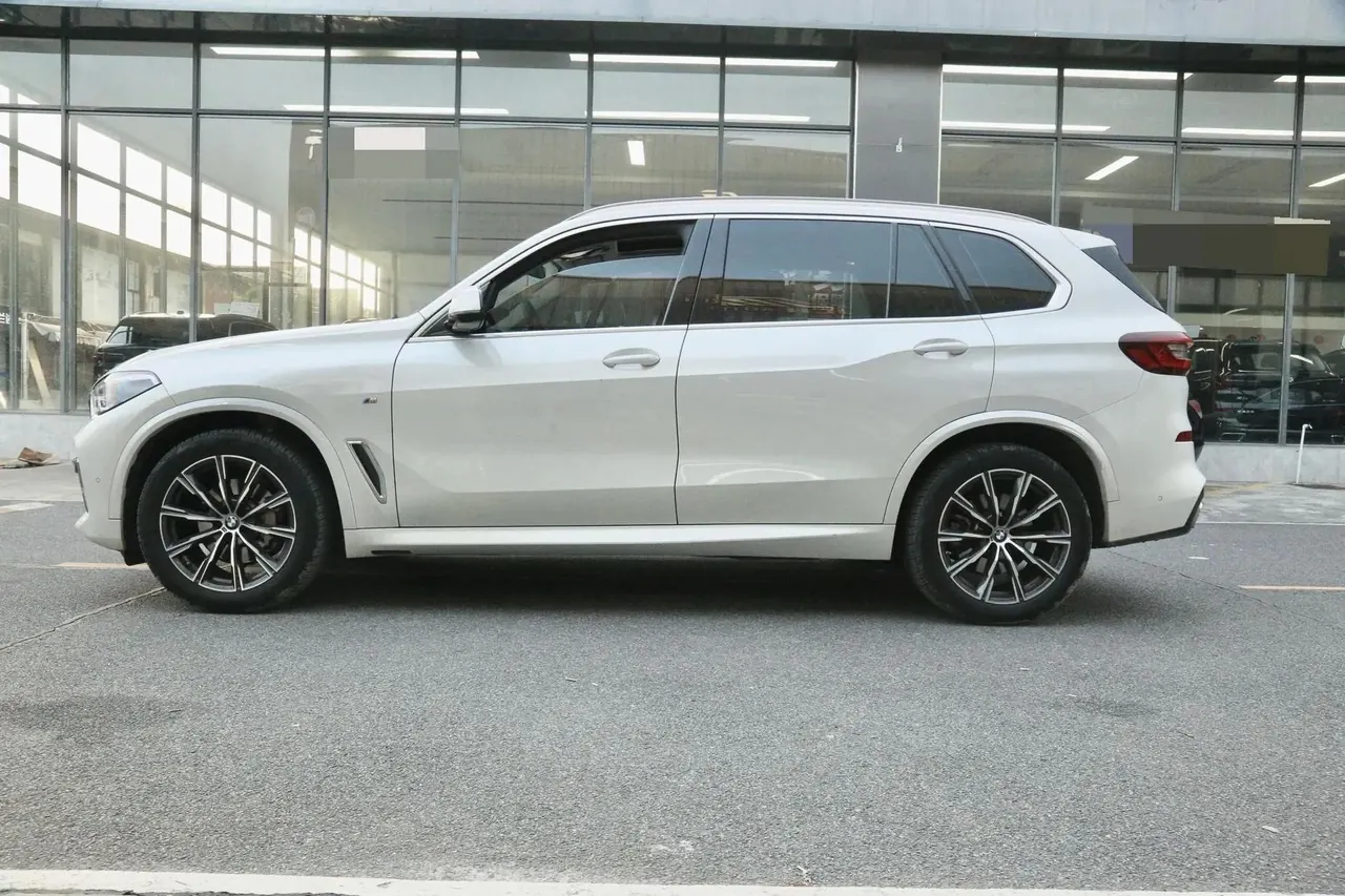 BMW X5 2022 xDrive 30Li exclusive m sports suit 4