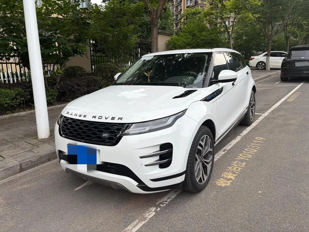 Open image lightbox: Range Rover Aurora 2022 Aurora L 249PS R-Dynamic Deluxe Edition