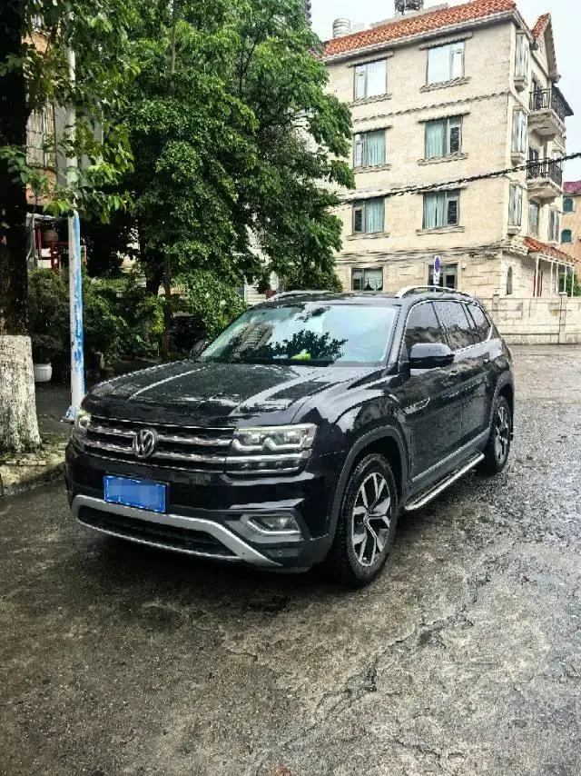 Open image lightbox: Touang 2020 330TSI Two-Drive Deluxe Edition National V