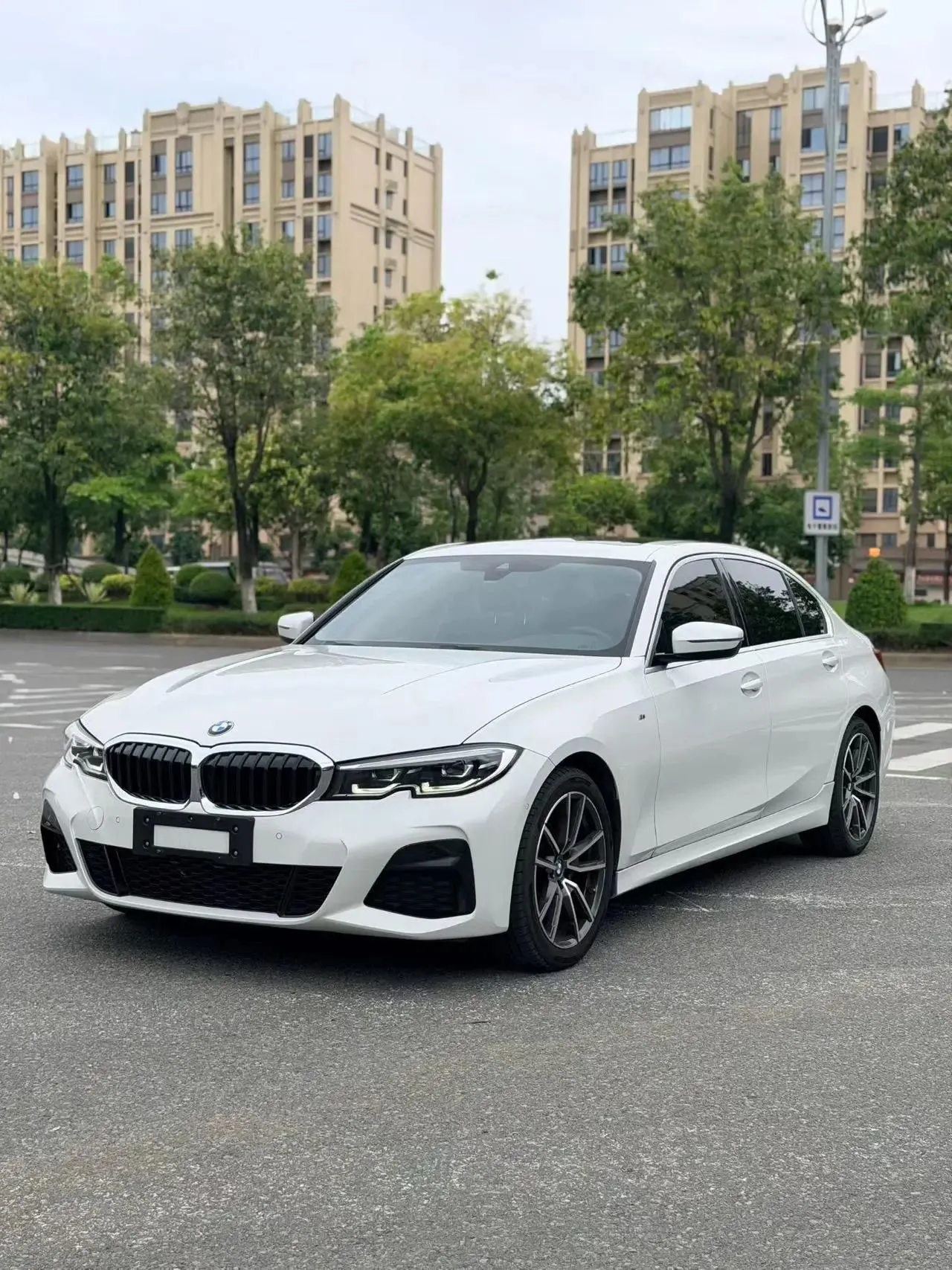 Open image lightbox: BMW 3 Series 2020 325Li M Sports Suit