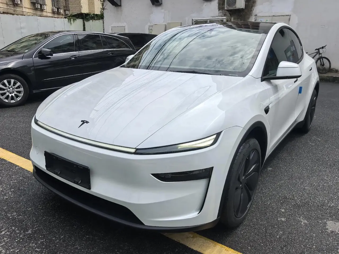 打开图片灯箱：Tesla 2026 Model Y Rear-Wheel-Drive Automatic