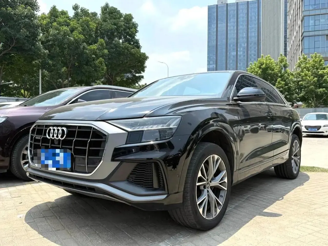 Открыть галерею: Audi Q8 2022 55 TFSI Deluxe Dynamic