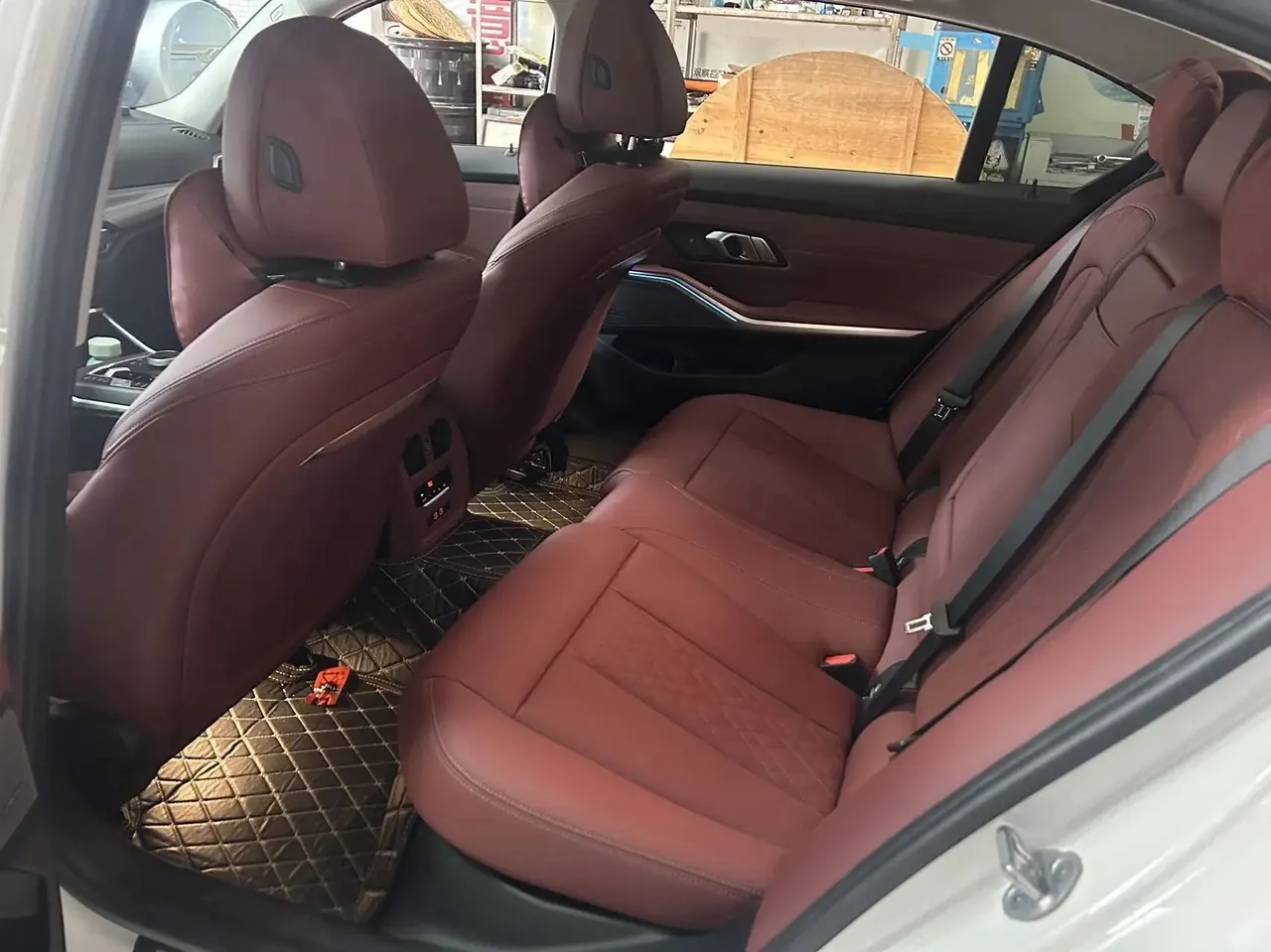 BMW 3 Series 2025 model 330Li 2.0T M Sport Night Edition with automatic transmission 5