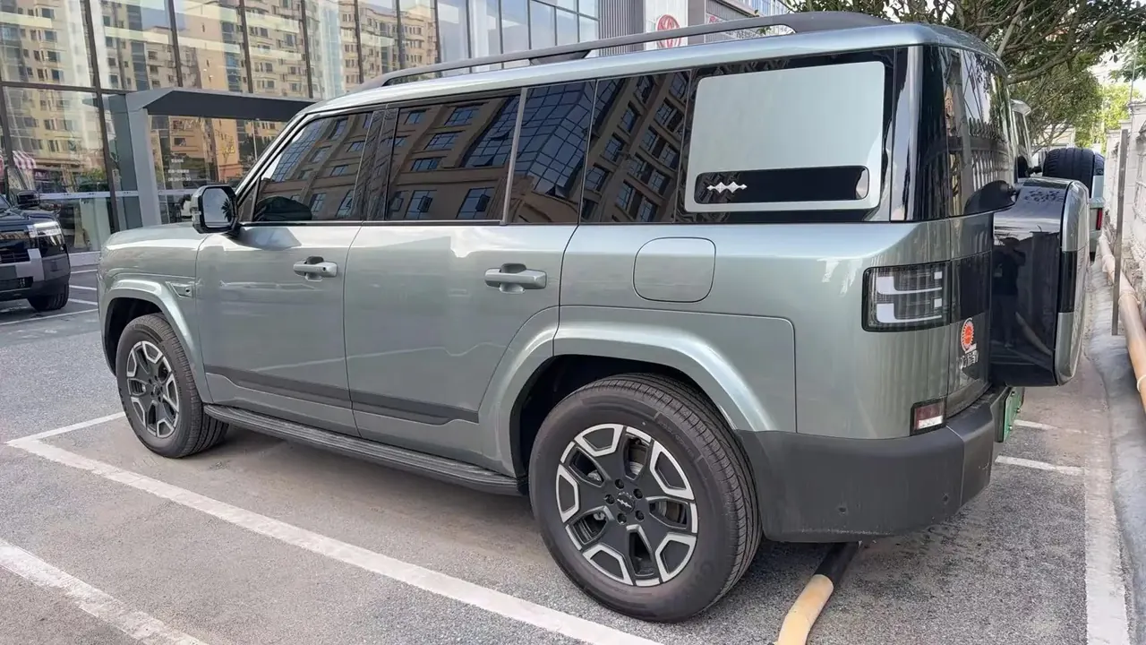 FangChengBao 2025 Titanium 7 1.5T Stepless 200KM Two-Drive Max Edition Automatic Gear 3