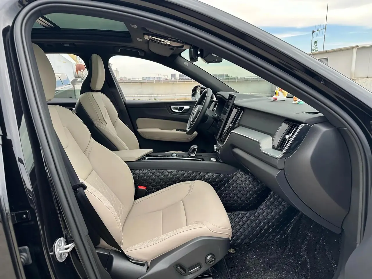 Volvo 2026 XC60 48V 2.0T B5 4-wheel-drive Zhiyi Deluxe Edition Automatic Gear 3
