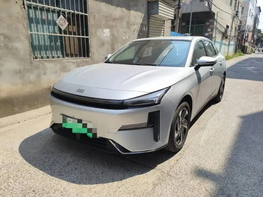 Открыть галерею: Geely Galaxy 2025 L6 EM-i 1.5 140km Starship Edition Automatic Gear