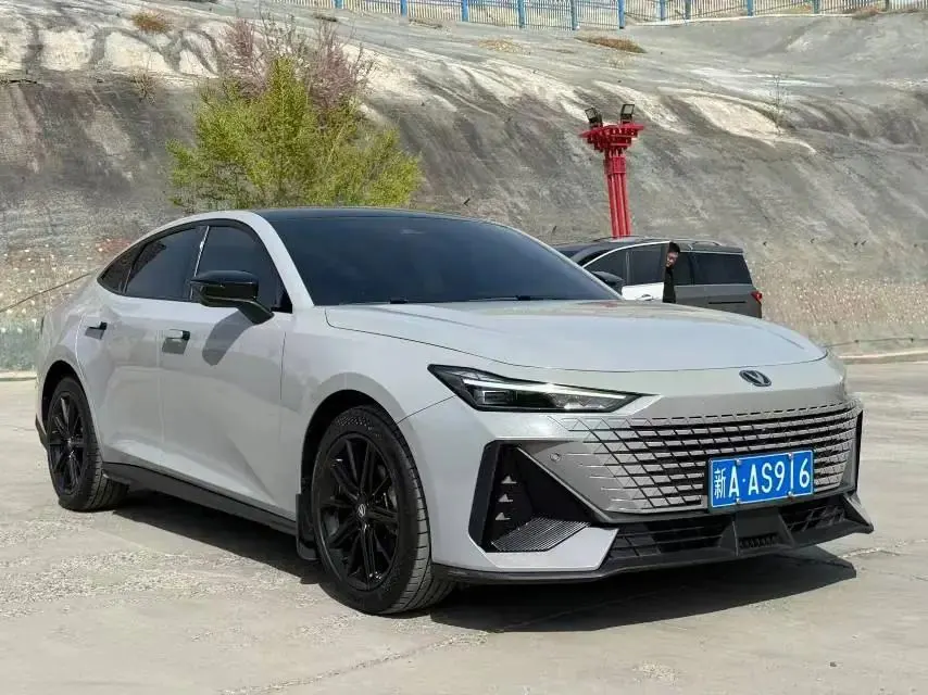 ChangAn 2023 UNI-V 1.5T honorable automatic gear 3