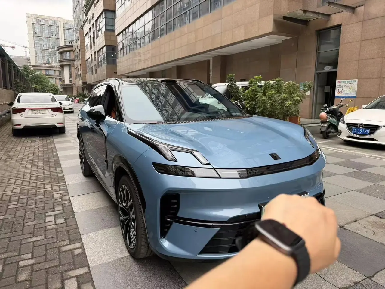 领克 2026款 领克08 EM-P 1.5T 210四驱性能Ultra H7 自动挡 2