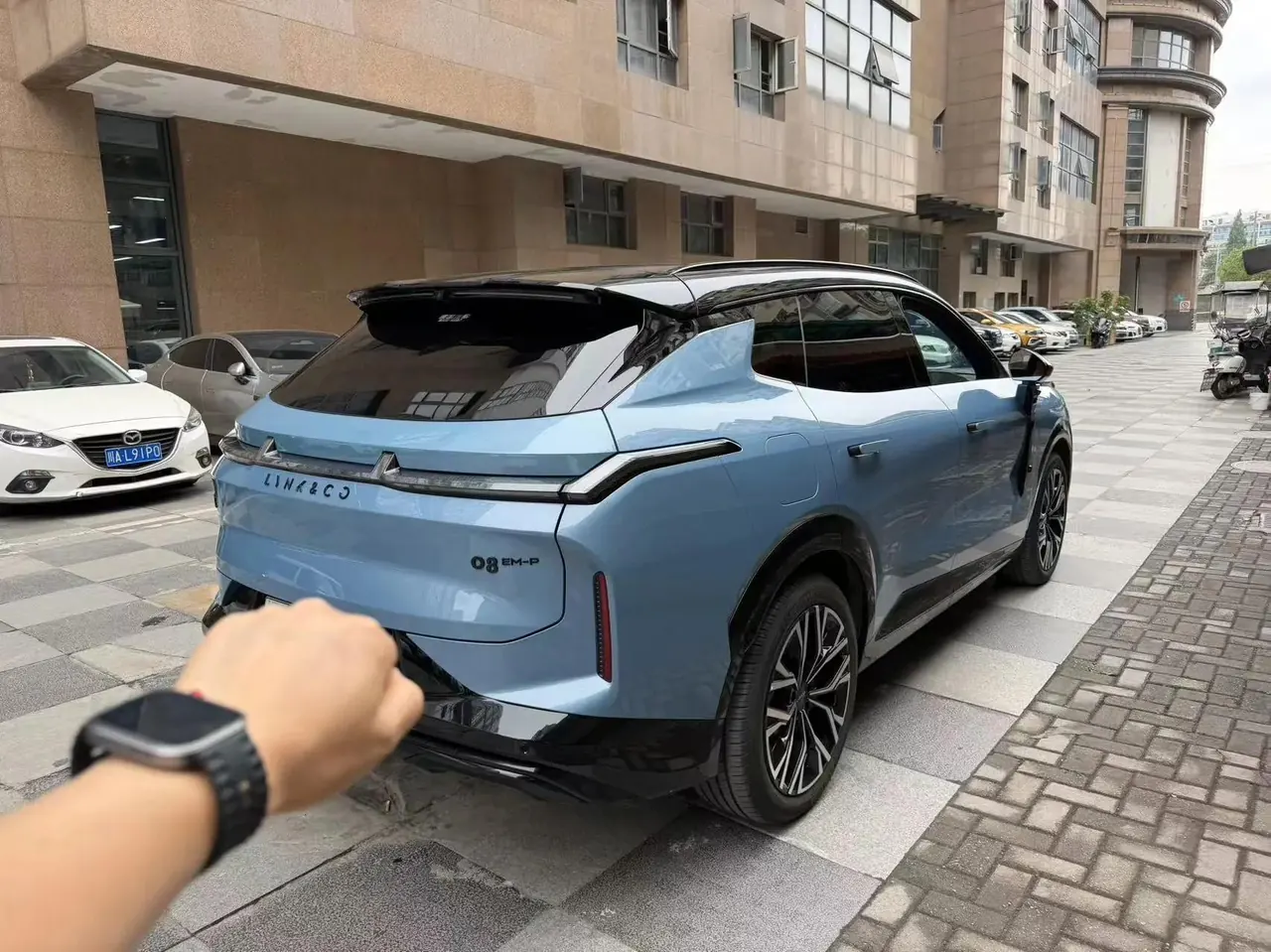 领克 2026款 领克08 EM-P 1.5T 210四驱性能Ultra H7 自动挡 3