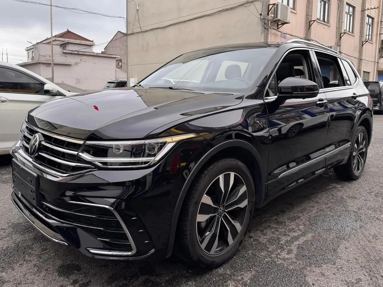 Open image lightbox: Volkswagen 2024 Tiguan L R-Line 2.0TSI 330TSI Two-Drive R-Line Long Yao Edition Automatic Gear