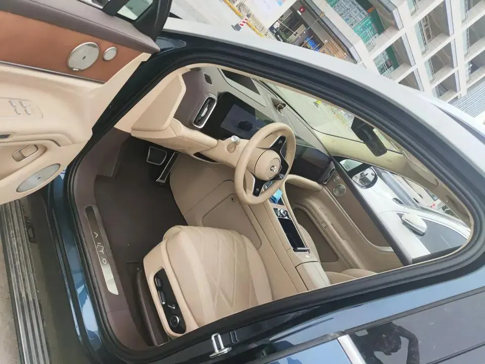 AITO 2025 Model AITO M9 Range-Extended Ultra Version 52kWh 6-Seater Automatic 2