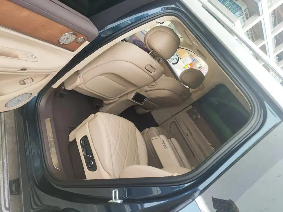 AITO 2025 Model AITO M9 Range-Extended Ultra Version 52kWh 6-Seater Automatic 3
