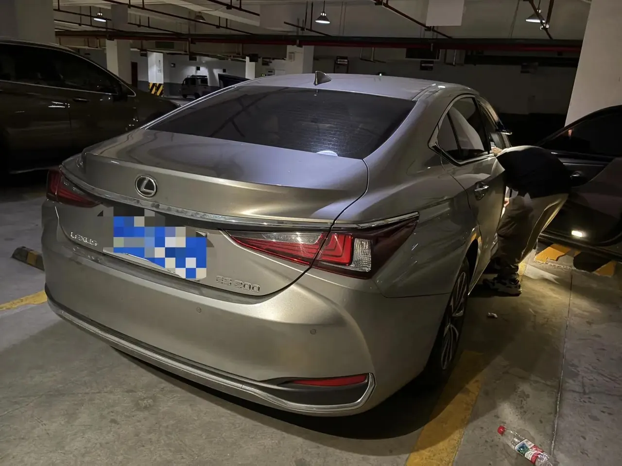 Lexus ES 2023 model 200 Premium Edition 4