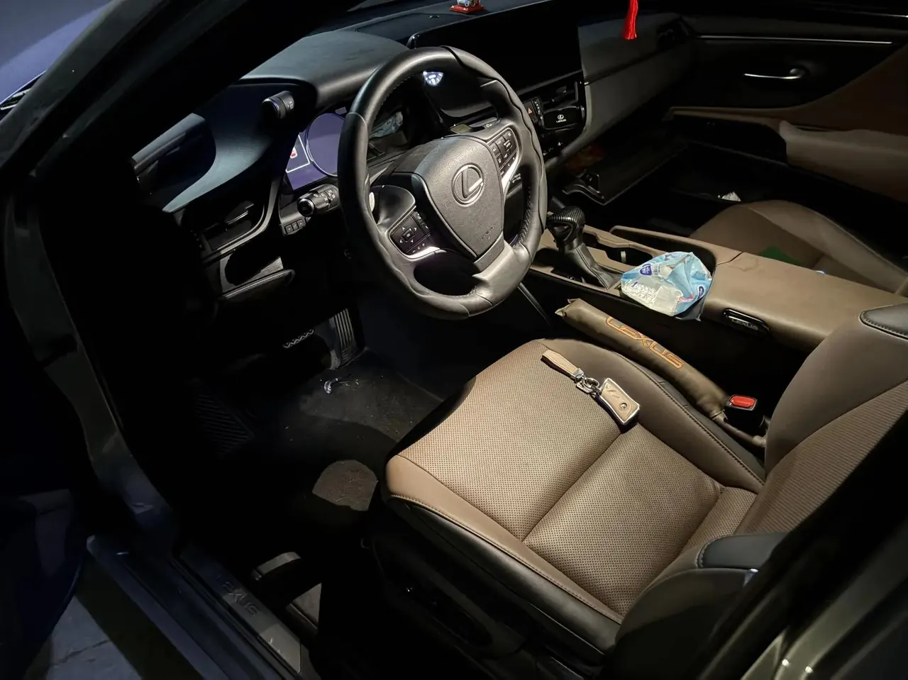 Lexus ES 2023 model 200 Premium Edition 6