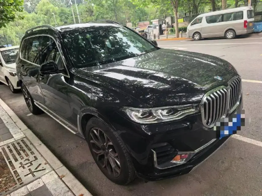 BMW X7 2022 xDrive40i Leading Luxury Suit 2