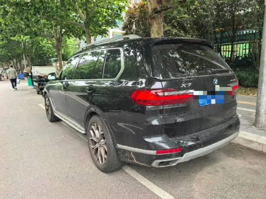 BMW X7 2022 xDrive40i Leading Luxury Suit 3