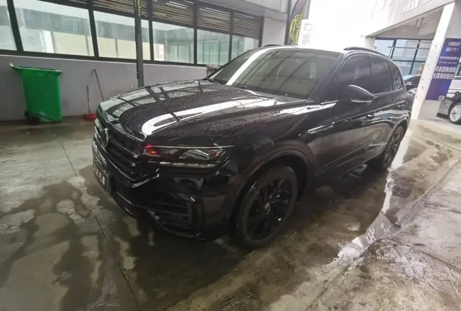 Touareg 2021 3.0TSI Prestige Edition with Obsidian Black Sport Package - View 1
